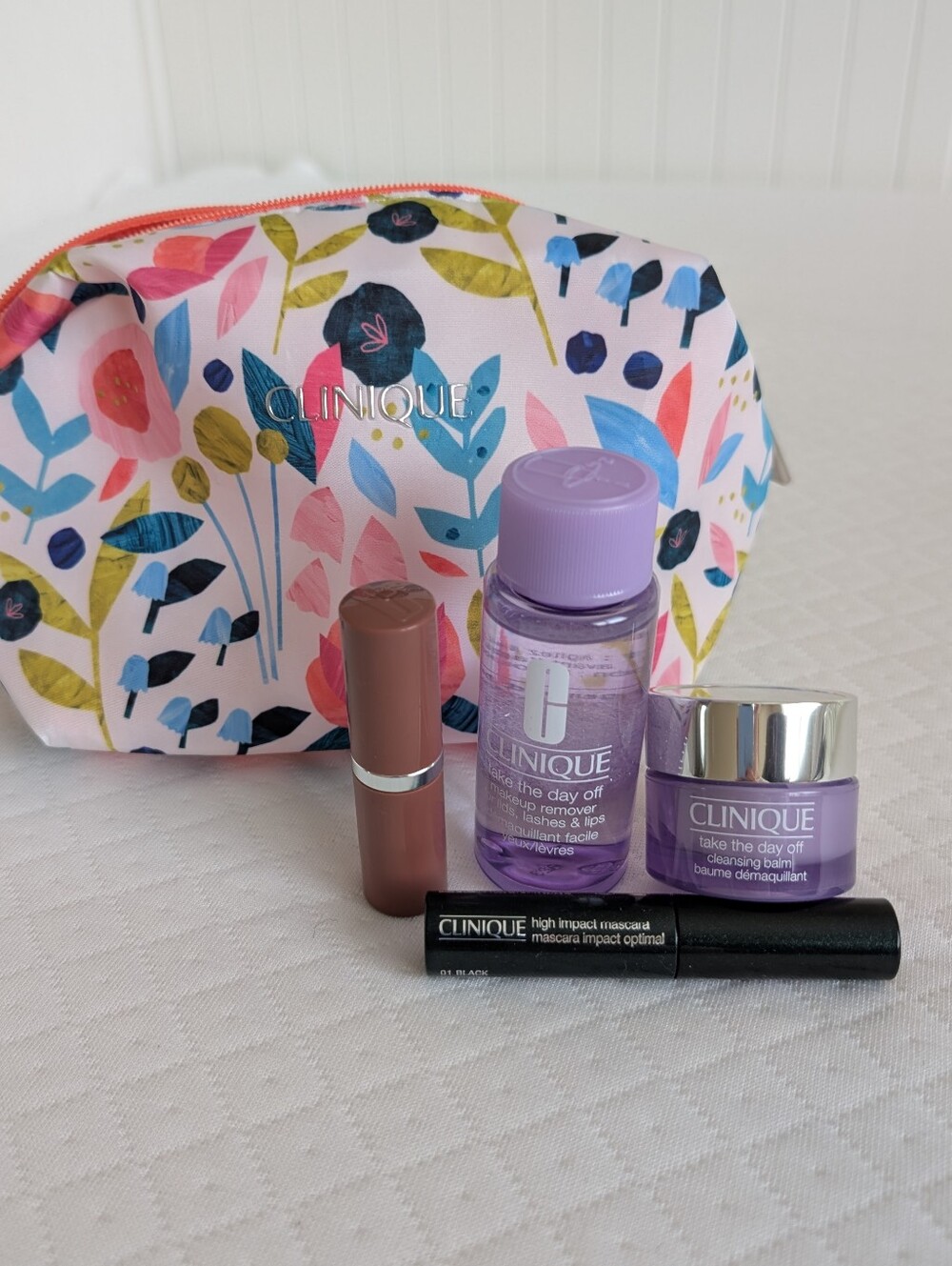Clinique 5 piece Gift Set: Mascara Lipstic make-up remover and cleansing balm
